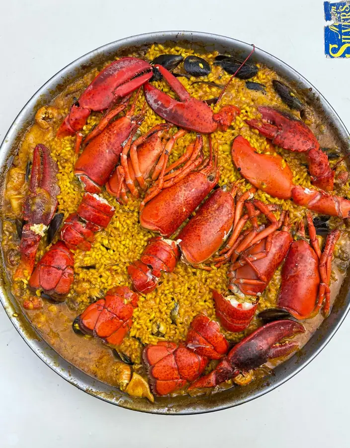 Paella de arroz con bogavante recién hecha en Mesón Silver's 3.0