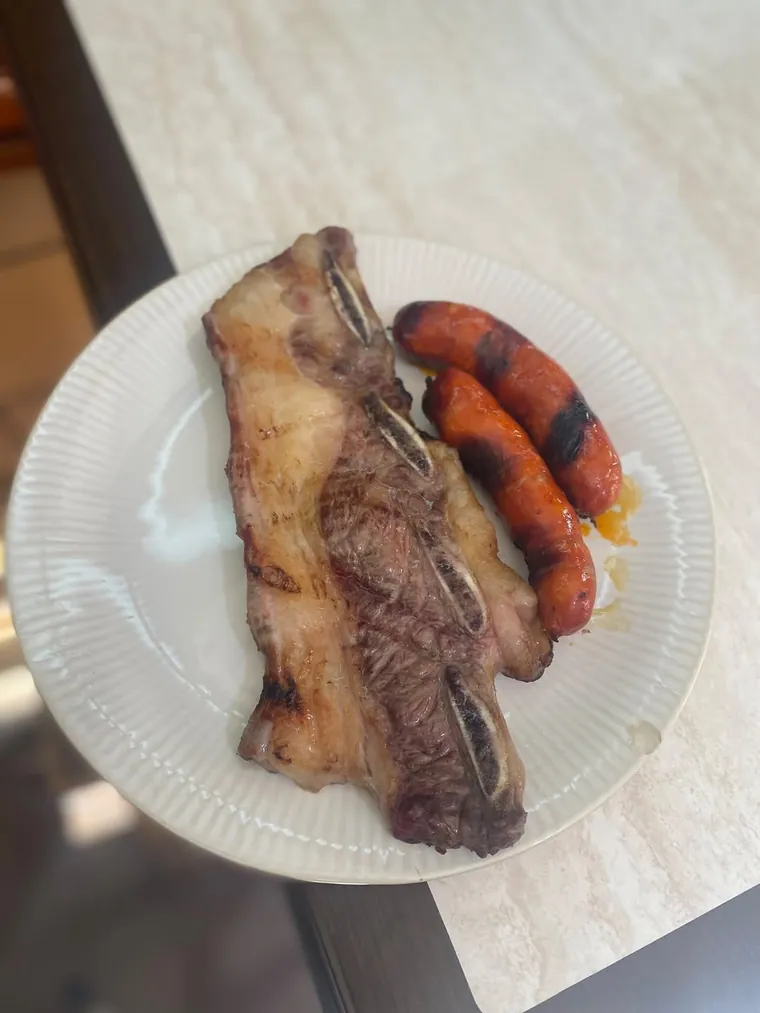 Churrasco y chorizos recién hechos a la brasa en Mesón Silver's 3.0