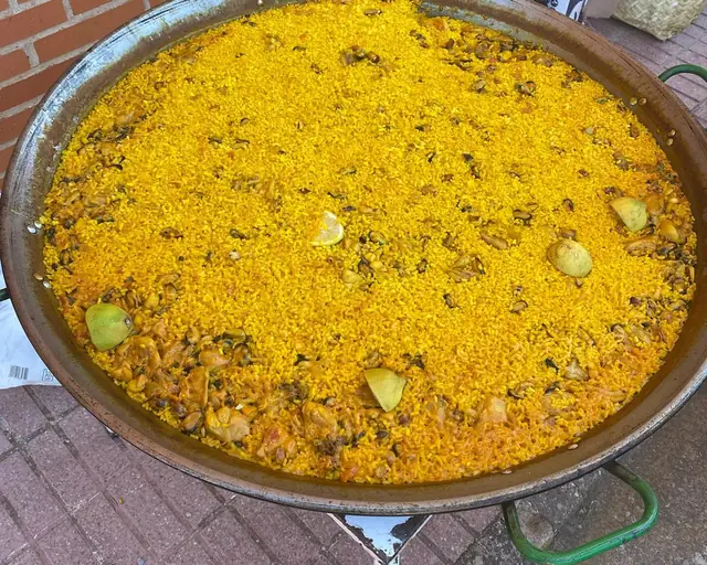 Paella recién hecha en su paellera, de las que se preparan por encargo en Mesón Silver's 3.0